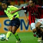 Ronaldinho jages af AC Milans Alessandro Nesta under semifinalen i Milano. - Foto: AP 