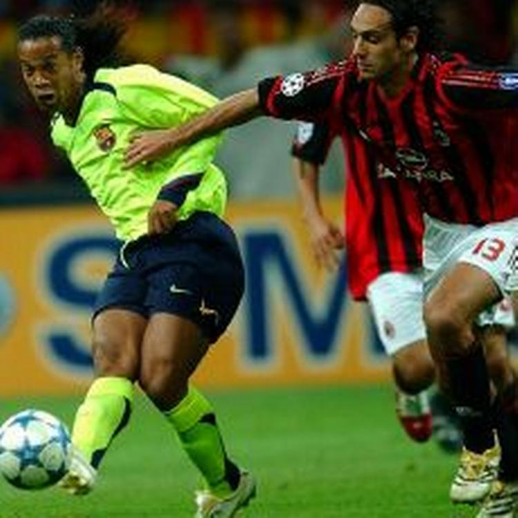 Ronaldinho jages af AC Milans Alessandro Nesta under semifinalen i Milano. - Foto: AP 