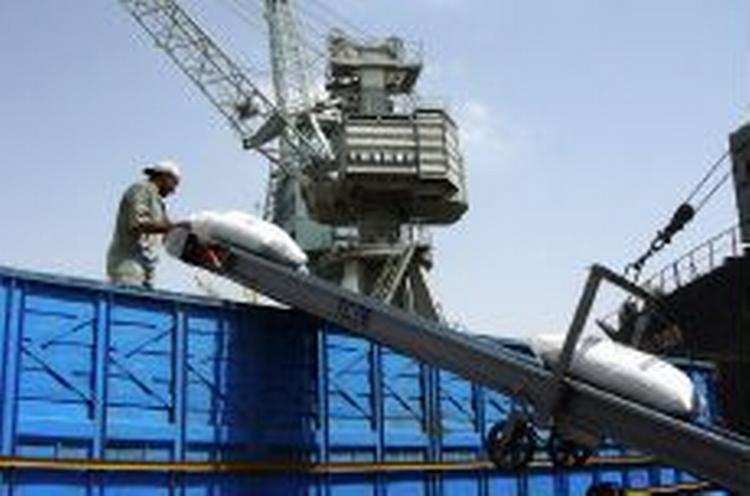 Den sydlige havn i Irak, Um Qasr, er blevet moderniseret af midler fra genopbygningsfonden. Nu har en amerikaner tilstået at have snydt sig til kontrakter for pengene i fonden. - Arkivfoto: AP 