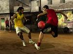 Realismen har fået det røde kort   og det har morskaben også i det lange løb i  FIFA Street 2 . Nok er driblefinterne fine, men grundspillet er for overfladisk og simpelt til at retfærdiggøre prisen på 500 kroner. 