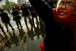 En demonstrant råber slogans foran en kæde af politifolk i Nepals hovedstad, Kathmandu. - Foto: AP 