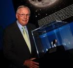 Den tidligere astronaut og første mand på månen, Neil Armstrong, er blevet 'Ambassador of Exploration' og har fået en bid af månen sammen med prisen. - Foto: AP 
