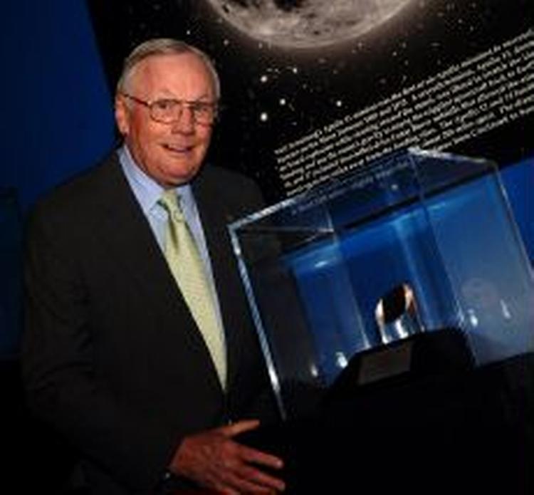 Den tidligere astronaut og første mand på månen, Neil Armstrong, er blevet 'Ambassador of Exploration' og har fået en bid af månen sammen med prisen. - Foto: AP 