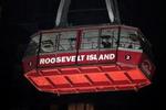 Tovbanen fra Roosevelt Island låste sig fast højt over New York, da et strømsvigt ramte banen. - Foto: AP 