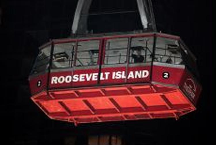 Tovbanen fra Roosevelt Island låste sig fast højt over New York, da et strømsvigt ramte banen. - Foto: AP 