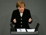 Den tyske kansler Angela Merkel er blevet 'fanget' af en fotograf under en badeferie i Italien. Det har startet en krig mellem tyske og britiske aviser. - Arkivfoto: AP 