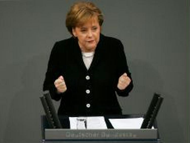 Den tyske kansler Angela Merkel er blevet 'fanget' af en fotograf under en badeferie i Italien. Det har startet en krig mellem tyske og britiske aviser. - Arkivfoto: AP 