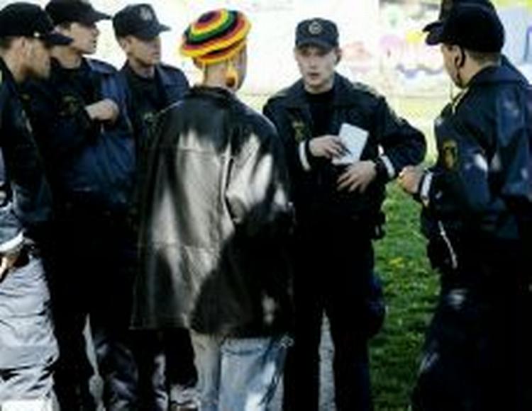 Politiet foretager en anholdelse på Christiania. Det indskærpes nu, at politiet ikke må anholde kun for at afhøre. - Arkivfoto: Peter Hove Olesen 