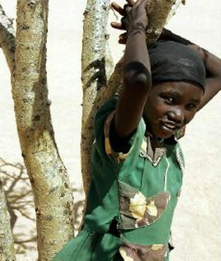 En sudanesisk pige, der er på flugt på grund af konflikten i Darfur, ses her i en flygtningelejr i det østlige Chad. - Foto: AP 