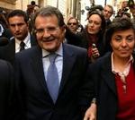Romano Prodi med sin kone, Flavia Franzoni, kæmper sig igennem en flok journalister efter at den italienske højesteret har afgjort valget til hans fordel. - Foto: AP 
