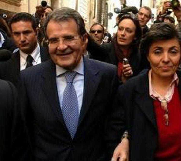 Romano Prodi med sin kone, Flavia Franzoni, kæmper sig igennem en flok journalister efter at den italienske højesteret har afgjort valget til hans fordel. - Foto: AP 