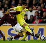 Villarreals Juan Ramon Riquelme fra Argentina kæmper om bolden med Arsenals Francesc Fabregas i semifinalen i Champions League. - Foto: AP 
