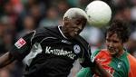 Zuma (tv.) i aktion i en kamp mod Werder Bremen. - Arkivfoto: AP 