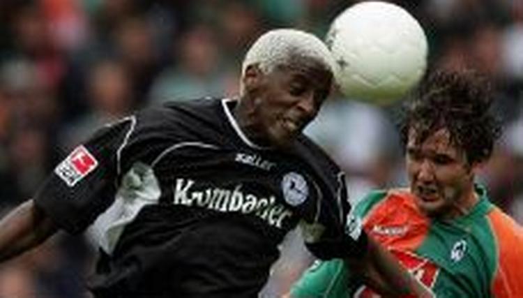 Zuma (tv.) i aktion i en kamp mod Werder Bremen. - Arkivfoto: AP 