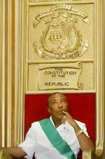 Liberias tidligere præsident Charles Taylor ses her ved den officielle overgivelse af magten i landet i 2003. Taylor skal nu for retten i Haag tiltalt for krigsforbrydelser. - Arkivfoto: AP 