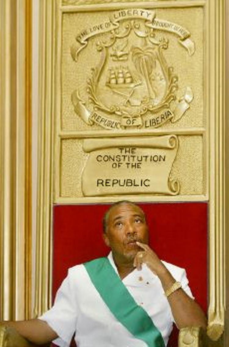 Liberias tidligere præsident Charles Taylor ses her ved den officielle overgivelse af magten i landet i 2003. Taylor skal nu for retten i Haag tiltalt for krigsforbrydelser. - Arkivfoto: AP 