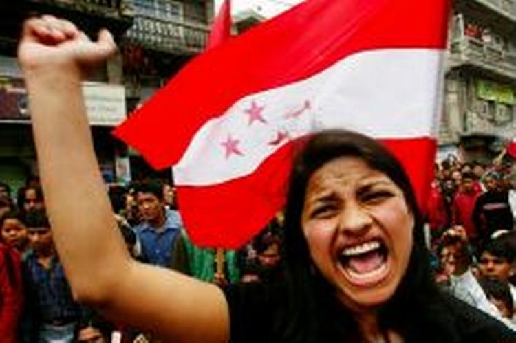 En kvinde demonstrerer i Kathmandus gader. - Foto: AP 