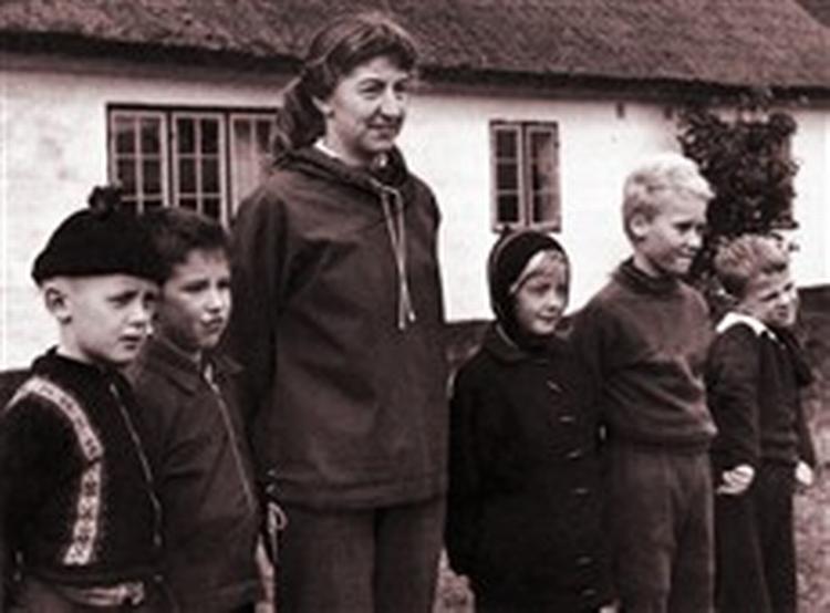 PÆDAGOGIK I PRAKSIS. Ebba Strange som fritidspædagog i 1959. Hendes engagement i pædagogik blev til folketingspolitik mange år senere, da hendes egne børn var flyttet hjemmefra.   Foto fra bogen 