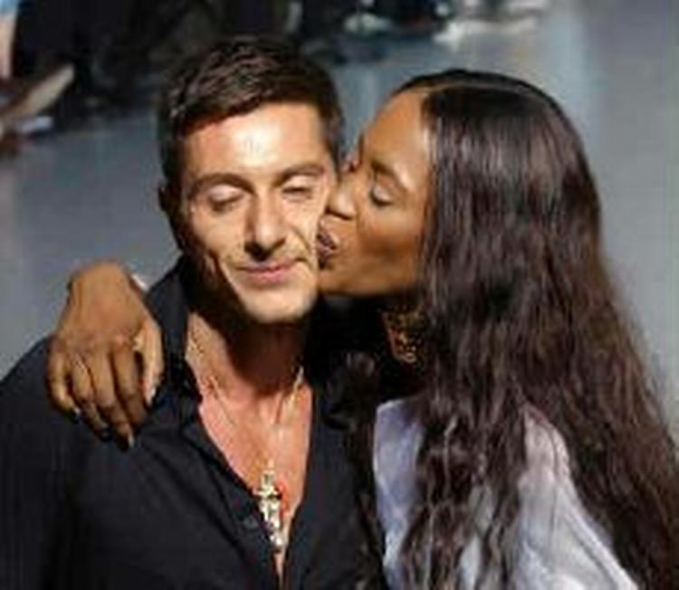 Synes af smukke kvinder kan svække mænds dømmekraft og få dem til at blive mere impulsive. Her er det Naomi Campbell, der uddeler et kys til designeren Stefano Gabbana. - Arkivfoto: AP 
