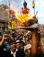 Demonstrrationer i Nepal er blevet rettet mere mod kongen på det seneste. Her brændes et symbol på kongen af. - Foto: AP 
