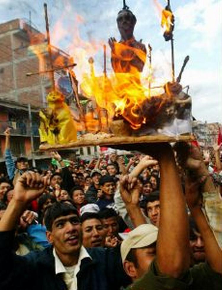 Demonstrrationer i Nepal er blevet rettet mere mod kongen på det seneste. Her brændes et symbol på kongen af. - Foto: AP 