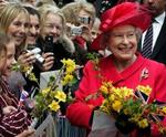 Dronning Elizabeth har regeret længere end nogen anden siddende europæisk monark. Her hilser hun på folk i anledningen af sin fødselsdag. - Foto: AP 
