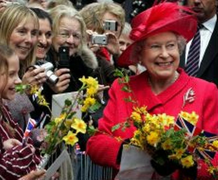 Dronning Elizabeth har regeret længere end nogen anden siddende europæisk monark. Her hilser hun på folk i anledningen af sin fødselsdag. - Foto: AP 