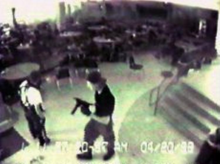 Et billede fra skolens overvågningskamera fra massakren på Columbine High School i 1999, hvor 12 elever og en lærer mistede livet. - Arkivfoto: AP 