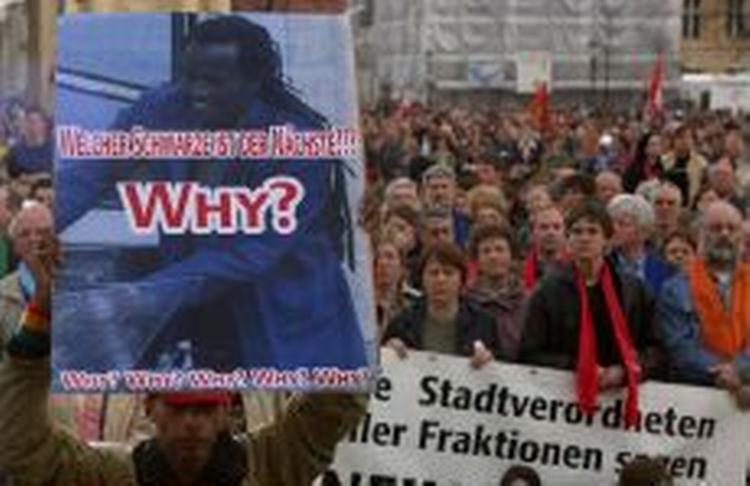 Foto fra en protestdemonstration i Potsdam i aftes. - Foto: AP 