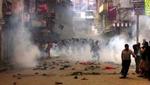 Demonstranterne løber i dækning for politiets tåregasgranater. - Foto: AP 