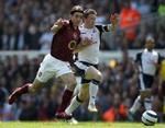Arsenals Robert Pires kæmper med Tottenhams målscorer, Robbie Keane. - Foto: AP 