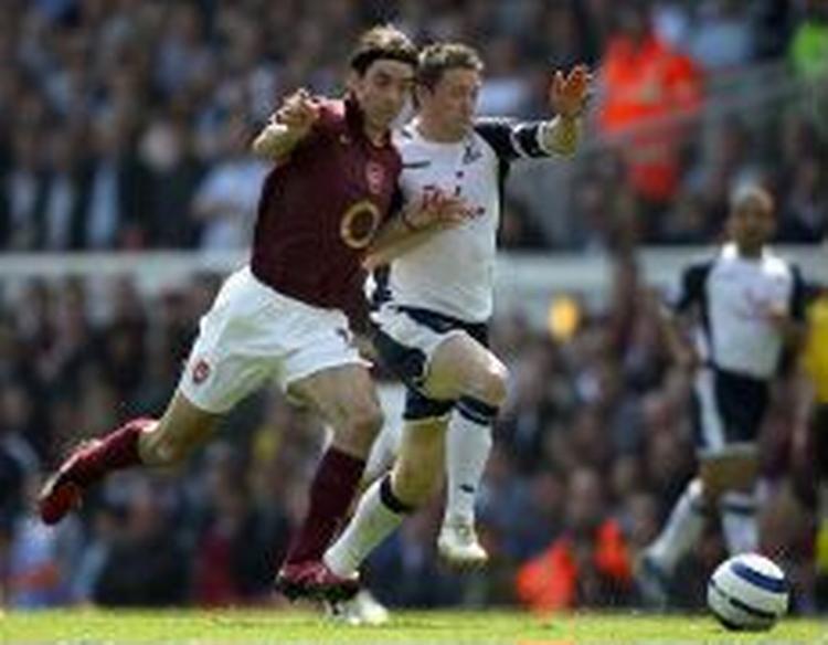 Arsenals Robert Pires kæmper med Tottenhams målscorer, Robbie Keane. - Foto: AP 