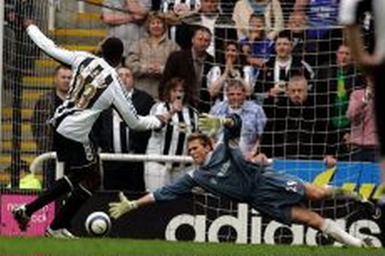 WBA-keeper Kuszcak strækker sig forgæves efter Ameobis straffespark kort før pausen. - Foto: AP 