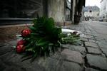 Blomster lagt foran Vinbaren i Dronningens Tværgade i det indre København. - Foto: Jens Dresling 