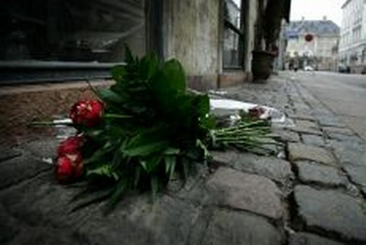 Blomster lagt foran Vinbaren i Dronningens Tværgade i det indre København. - Foto: Jens Dresling 