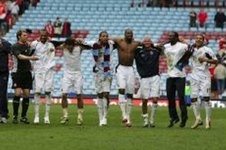 Glade West Ham-spillere fejrer 1-0-sejren over Middlesbrough. - Foto: AP 