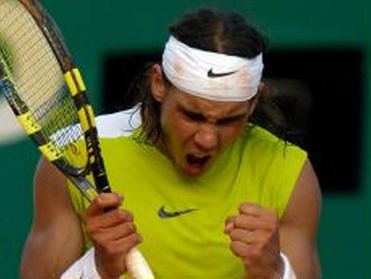 Den spanske tenniskomet Nadal jubler over en vundet bold i Monte Carlo. - Foto: AP 