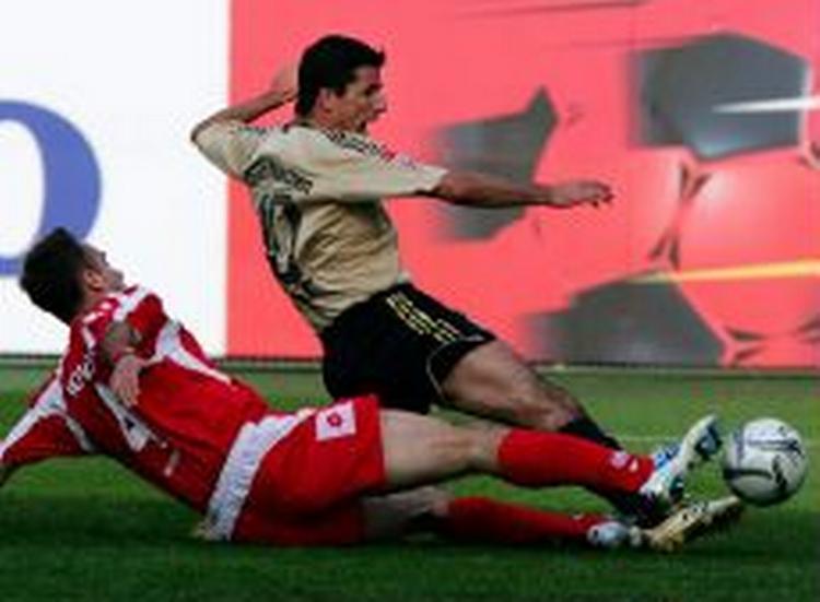Mainz' Noveski laver frispark mod Bayerns Makaay, der scorede begge mestrenes mål. - Foto: AP 