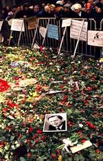 GERNINGSSTED. Mordet på Oluf Palme har inspireret Paul Smith til en konsekvent underholdende og informativ roman om sagen. Billedet viser virkelighedens gerningssted i Stockholm. - Foto: Rolf Hamilton 