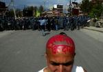 Kongen i Nepal har indført et nyt udgangsforbud, men demonstranterne fortsætter protester og sammenstød med politi. - Foto: AP 