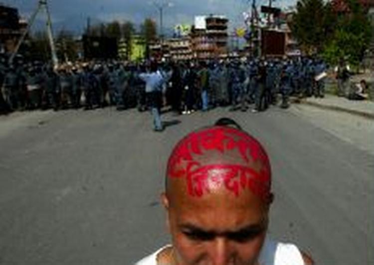 Kongen i Nepal har indført et nyt udgangsforbud, men demonstranterne fortsætter protester og sammenstød med politi. - Foto: AP 