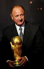Luiz Felipe Scolari det VM-trofæ, som englænderne har drømt om siden sejren i 1966. - Arkivfoto: AP. 