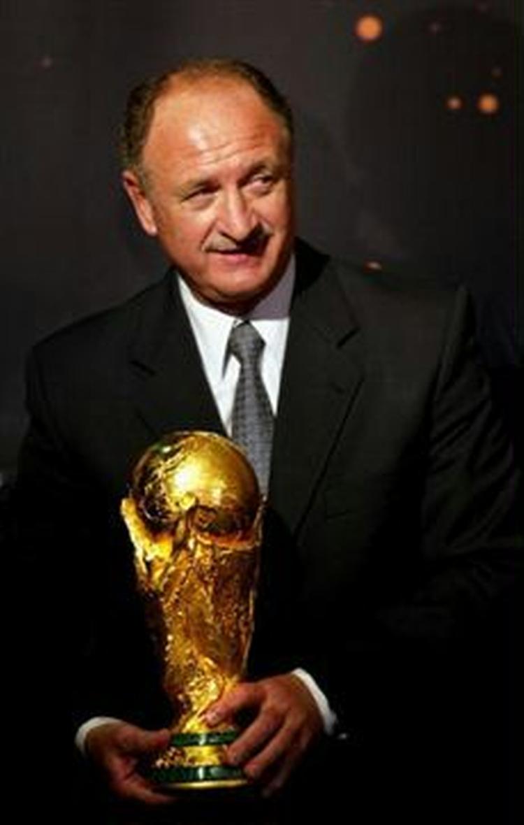 Luiz Felipe Scolari det VM-trofæ, som englænderne har drømt om siden sejren i 1966. - Arkivfoto: AP. 