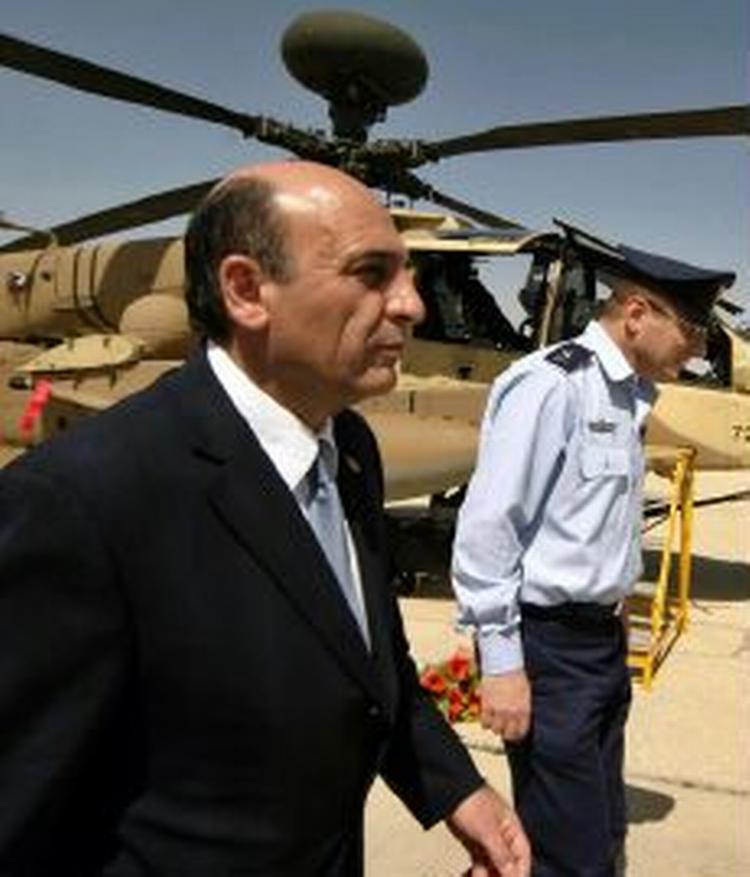 Den israelske forsvarsminister Shaul Mofaz kalder Irans atomambitioner for den største fare mod jøderne siden Hitler. Israel udelukker ikke et militært angreb mod Iran, men fortsætter diplomatiske bestræbelser. - Arkivfoto: AP 