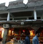 En egyptisk mand går forbi en bygning, der sent i aftes blev raseret af bomber. - Foto: AP 