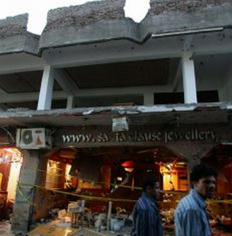En egyptisk mand går forbi en bygning, der sent i aftes blev raseret af bomber. - Foto: AP 