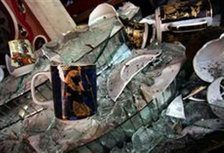 Ødelagte souvenirs i et butiksvindue i Dahab. - Foto: AP 
