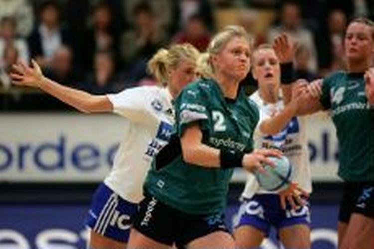Rikke Skov tager tre år til i den grønne trøje. - Arkivfoto: Erik Kragh 