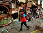 En egyptisk mand går forbi området i Dahab ramt af terrorbomber. - Foto: AP 