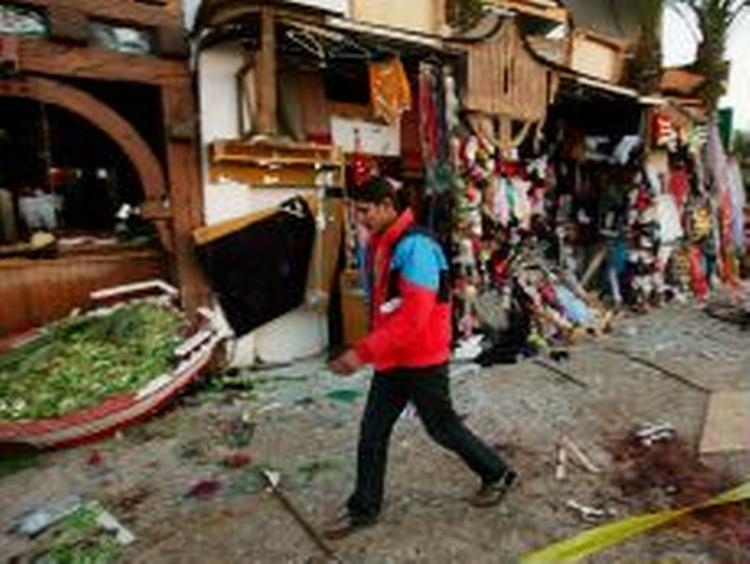 En egyptisk mand går forbi området i Dahab ramt af terrorbomber. - Foto: AP 